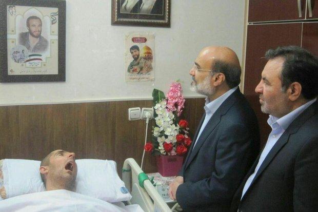 رئیس سازمان صداوسیما به دیدار شهید زنده لرستان رفت رئیس سازمان صداوسیما به دیدار شهید زنده لرستان رفت