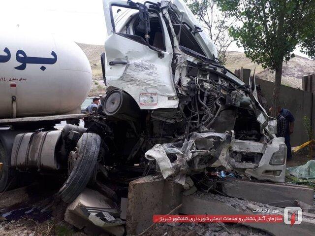 برخورد تانکر گاز مایع با دیوار بتنی پارک صائب تبریزی، موجب مرگ راننده شد