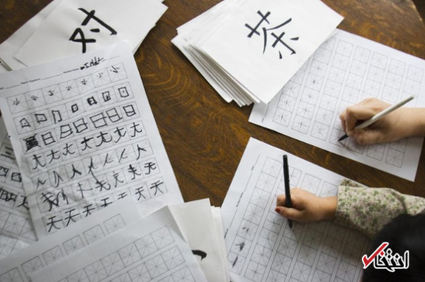 اختراع دختر چینی برای فرار از انجام تکالیف مدرسه ، روباتی که با دستخط دانش آموزان مشق می نویسد (تورهای چین)