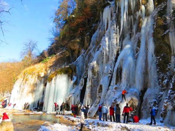 آبشار باران کوه گلستان، یکی از آبشارهای بسیار زیبا و دیدنی