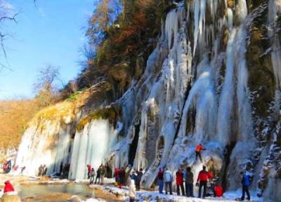 آبشار باران کوه گلستان، یکی از آبشارهای بسیار زیبا و دیدنی