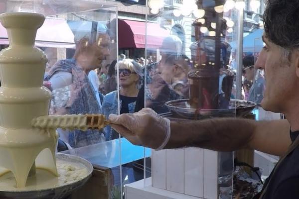 تماشا کنید؛ وافل بستنی شکل با شکلات در خیابان های فرانسه دیدن کنید؛ وافل بستنی شکل با شکلات در خیابان های فرانسه